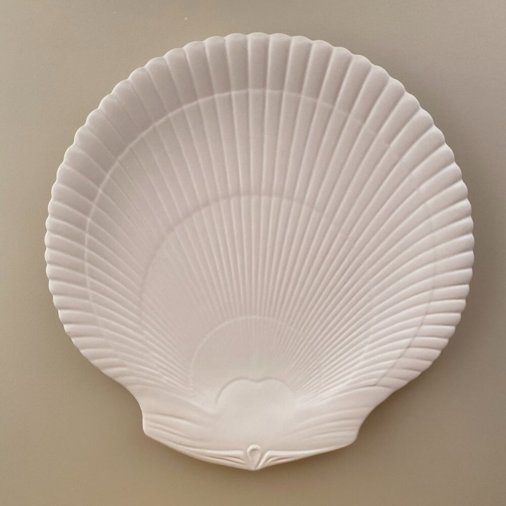 Wedgwood of Etruria & Barlaston Nautilus Shell Dinner Plate